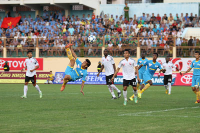  Các cầu thủ Sanna Khánh Hòa - Biển Việt Nam  trong trận đấu gặp Đồng Nai FC trên sân 19-8 Nha Trang.    